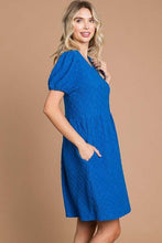 Load image into Gallery viewer, Culture Code Texture Round Neck Short Sleeve Dress with Pockets
